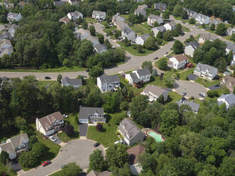USA, Virginia, Manassas, Luftaufnahme von Vorstadthäusern - BCDF00587