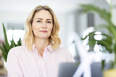 Blonde Geschäftsfrau im Heimbüro - WPEF04948