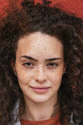 Beautiful curly haired woman with freckles - JCMF02089