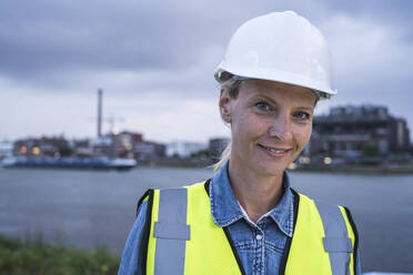 Female professional in reflective clothing during sunset - UUF23778