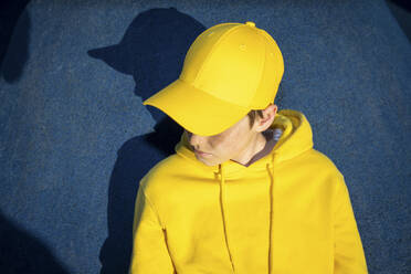 Junge mit gelber Mütze und Sweatshirt im Skateboardpark - VPIF04273