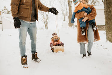 Kanada, Ontario, Eltern mit Kindern (12-17 Monate, 2-3) auf Winterwanderung - ISF24633