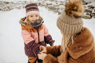 Kanada, Ontario, Mutter passt Winterjacke für Tochter an (2-3) - ISF24634