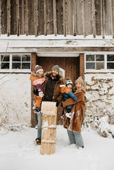 Kanada, Ontario, Winterporträt einer Familie mit Kindern (12-17 Monate, 2-3) - ISF24641