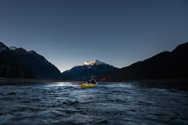 Kanada, Britisch-Kolumbien, Frau fährt Kajak auf dem Squamish River - ISF24673