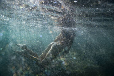 Frau im Bikini schwimmt durch die Blasen der blauen Hawaii-Wasser - CAVF94393