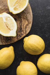 Lebensmittel-Flatlay von Zitronen auf Schiefer - CAVF94404