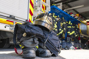 Feuerwehrausrüstung für den Einsatz im Notfall - CAVF94509