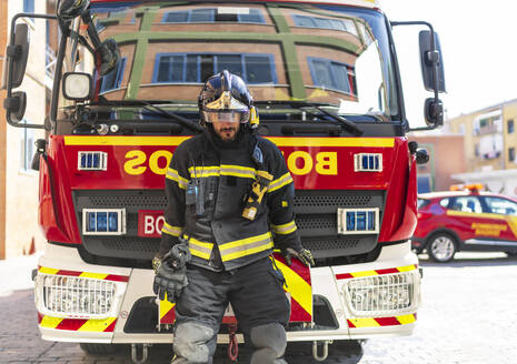 Bild eines Feuerwehrmanns neben dem Wasserwagen - CAVF94511