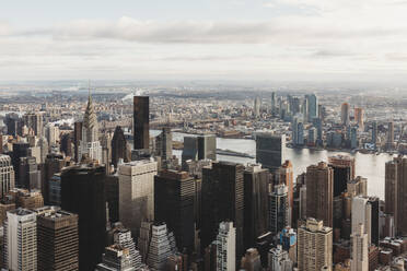 Blick auf Manhattan Chrysler Building East River Queens von oben - CAVF94518