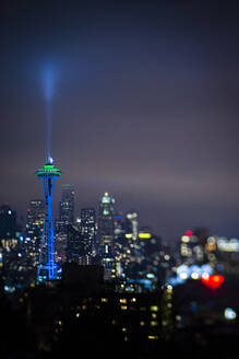 Blick auf die Space Needle und die Skyline von Seattle vom Kerry Park bei Nacht - CAVF94527