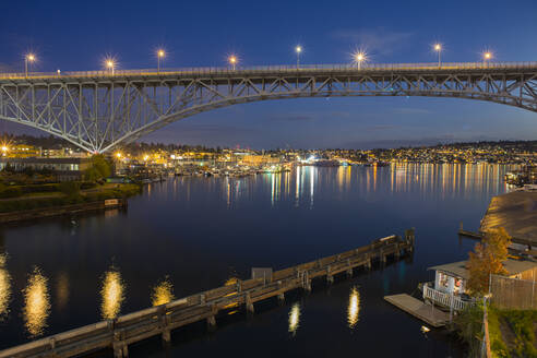 Die Aurora-Brücke bei Nacht über dem Lake Union - CAVF94531