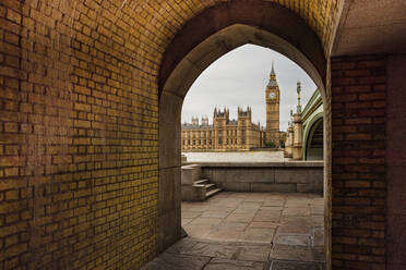 Houses of Parliament von der Westminster Bridge in London - CAVF94546