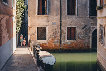 Zwei Frauen gehen an einem Kanal in Venedig spazieren - CAVF94547