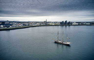 Schiff und Stadt an einem bewölkten Tag - CAVF94548