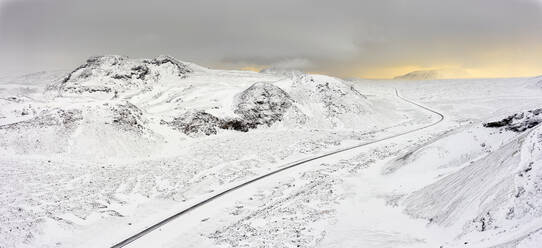 Erstaunliche Route in verschneitem Berggelände - CAVF94550