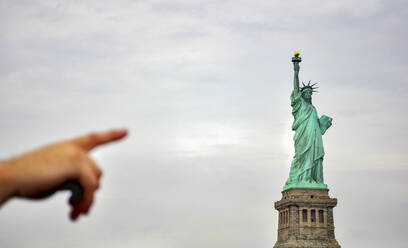 Finger zeigen auf die Freiheitsstatue - CAVF94557