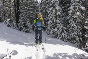 Junge Frau beim Skitourengehen im Hochgebirge von Colorado - CAVF94597