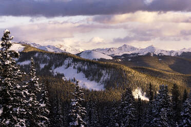 Blick auf eine Berglandschaft in Colorado bei Sonnenuntergang - CAVF94599