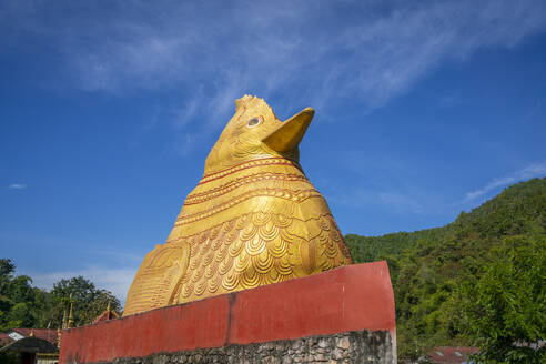 Große goldene Statue eines Huhns im Kloster Ko Yin Lay, Kengtung Myanmar - CAVF94605
