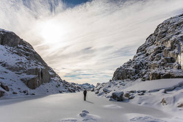 Hohe Winkel Ansicht der silhouetted Backpacker in Winterlandschaft - CAVF94612