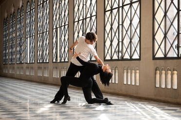 Male dancer tilting partner back - CAVF94631