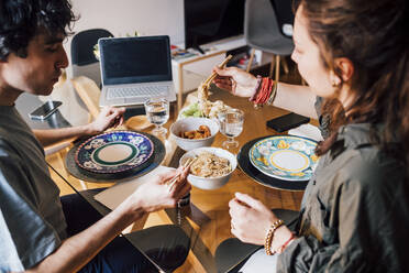 Ehepaar beim gemeinsamen Mittagessen zu Hause - MEUF03285