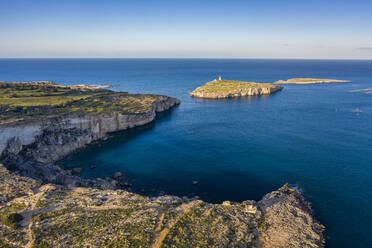 Malta, Northern District, Mellieha, Luftaufnahme der Insel Saint Pauls mit klarer Horizontlinie über dem Mittelmeer im Hintergrund - TAMF03155