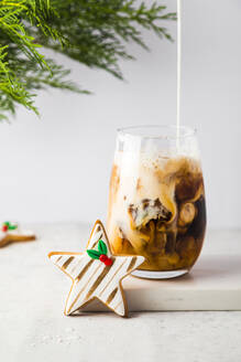 Weihnachtsplätzchen in Sternform und ein Glas Eiskaffee - FLMF00566