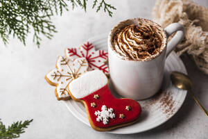 Weihnachtsplätzchen und eine Tasse mit schaumiger heißer Schokolade - FLMF00568