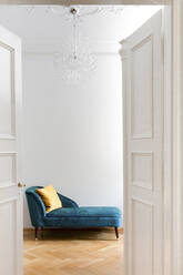 Blaue Chaiselongue mit Kissen im Wohnzimmer zu Hause - FCF01986