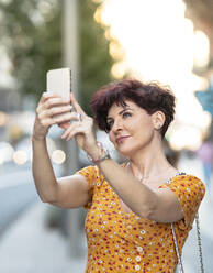 Frau nimmt Selfie durch Mobiltelefon - JCCMF03106