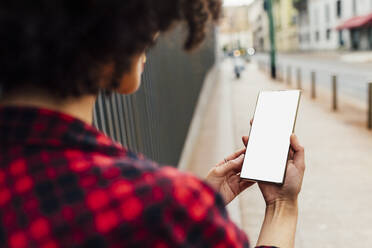 Junge Frau benutzt ein Smartphone - MEUF03341