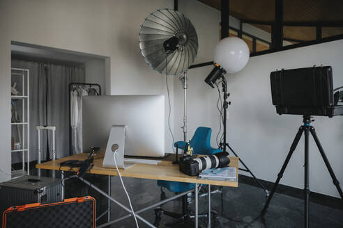 Leeres Studio mit Fotoausrüstung auf dem Schreibtisch - MFF08246