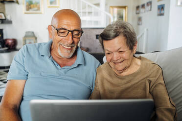 Ältere Frau benutzt Laptop mit Sohn zu Hause - MEUF03417