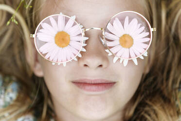 Smiling girl wearing chamomile flower eyeglasses - EYAF01692