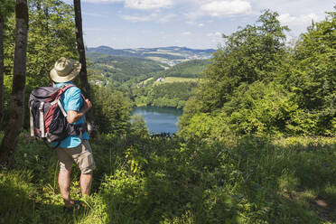 Ältere Wanderer bewundern die Landschaft rund um das Gemundener Maar - GWF07086