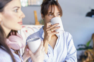 Female colleagues drinking coffee during break in studio - IFRF00919