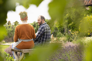 Glückliches Paar macht eine Pause von der Gartenarbeit im Hinterhof - CAIF30859