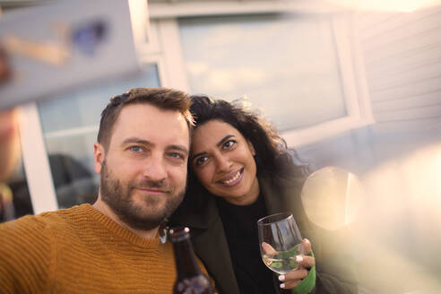 Glückliches Paar macht Selfie auf der Veranda - CAIF30949