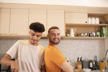 Porträt glückliches schwules männliches Paar in der Küche - CAIF31052