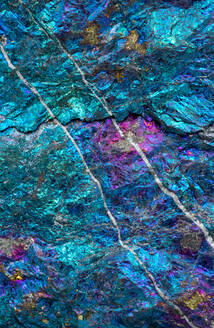 Makrofotografie der Textur von Peacock-Erz (mit Säure behandelter Chalkopyrit) aus Mexiko; ein Kupfererz - ADSF25587