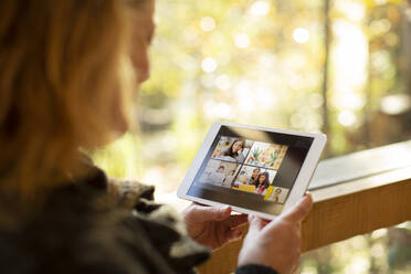 Frau im Videochat mit der Familie auf einem digitalen Tablet-Bildschirm - CAIF31323