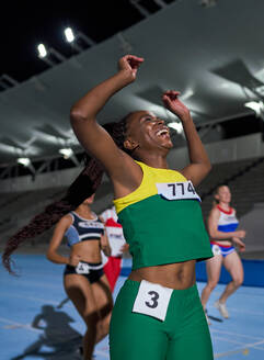 Glückliche Leichtathletin gewinnt Rennen - CAIF31373