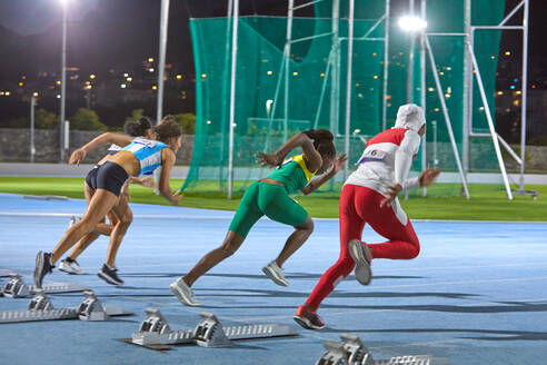 Leichtathletinnen starten am Startblock - CAIF31410