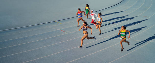 Leichtathletinnen bei einem Rennen auf der blauen Bahn - CAIF31426