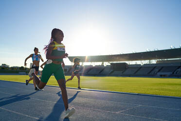 Esporte running girl no fundo do estádio e do céu fotos, imagens de ©  Yarkovoy #69147735