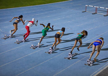 Leichtathletinnen an den Startblöcken - CAIF31430