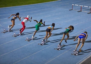 Leichtathletinnen an den Startblöcken - CAIF31430