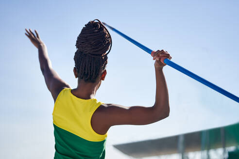 Leichtathletin beim Speerwurf - CAIF31445